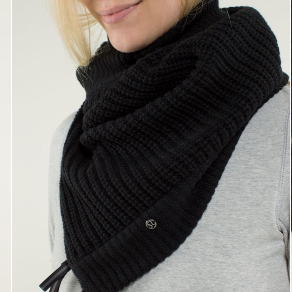 Lululemon Falling Freely Neck Warmer